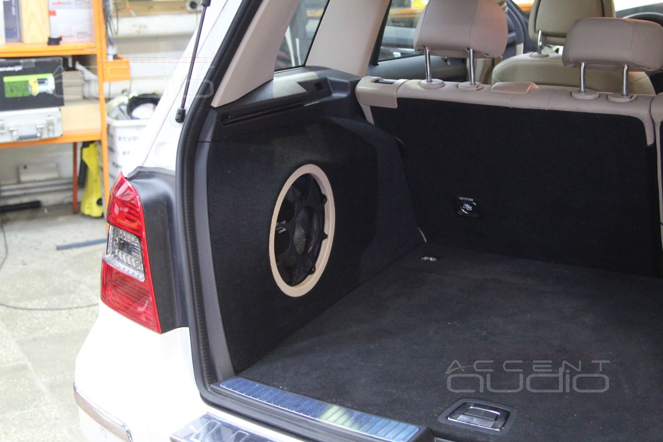 Встроенный сабвуфер в Mercedes GLK