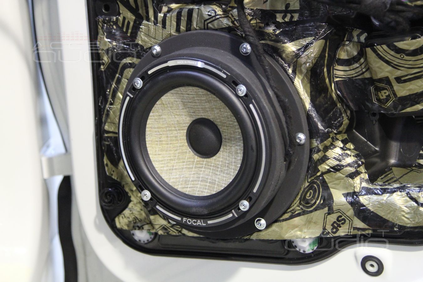 Виброизоляция дверей и установка акустики в Volkswagen Touareg NF