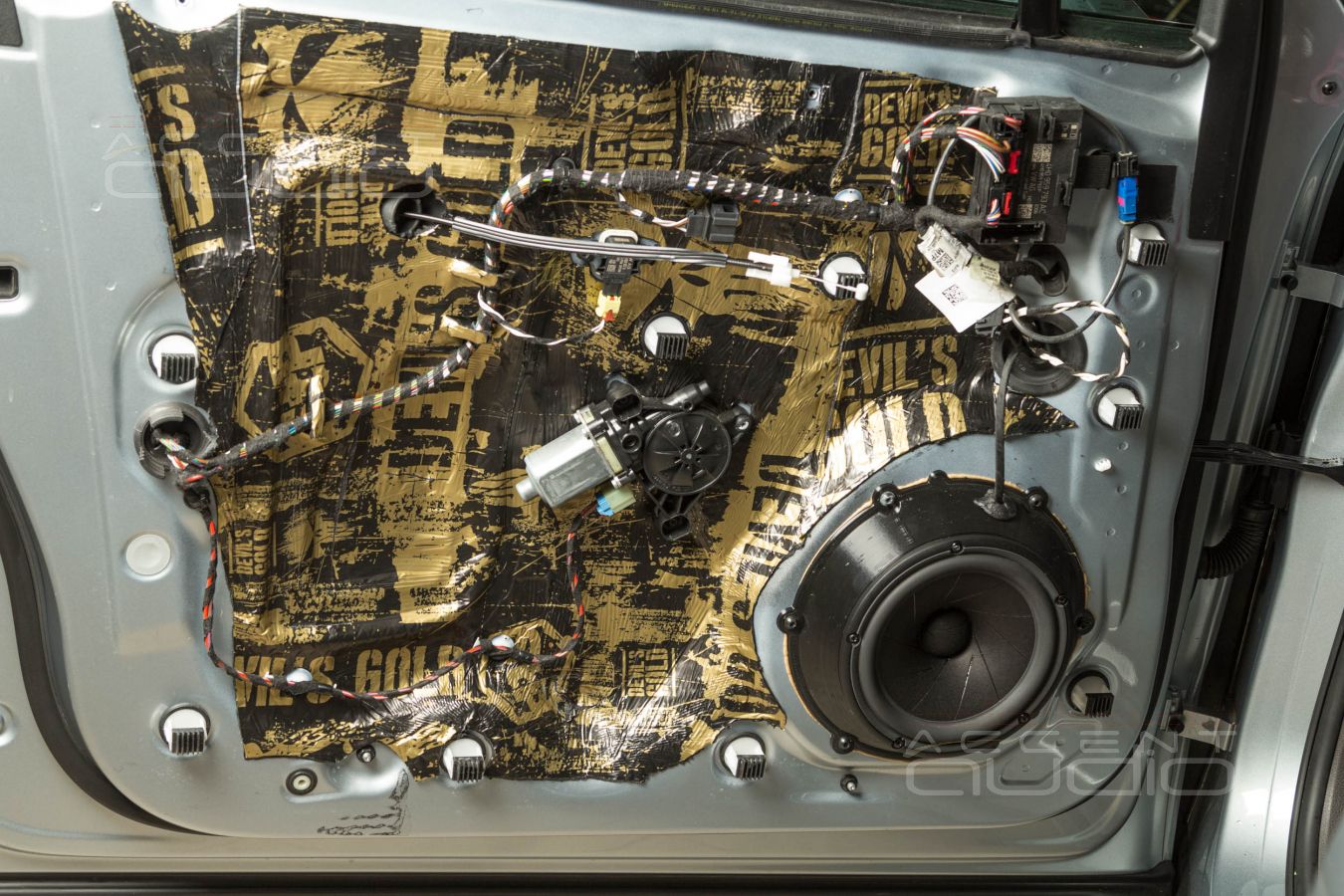 Монтаж знаменитых ScanSpeak Revelator 18W  в  Porsche Macan