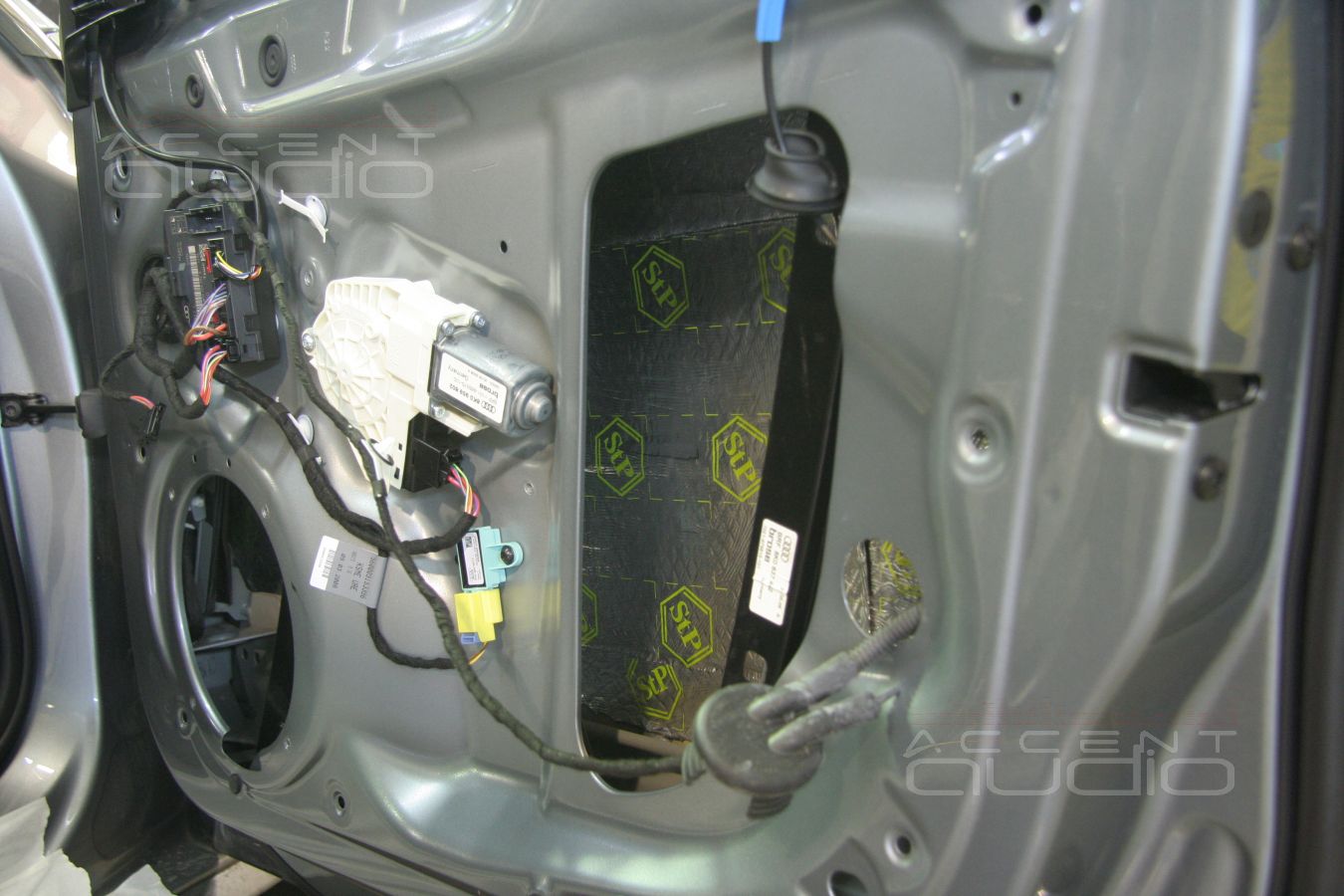 Установка акустики и шумоизоляция в Audi A4