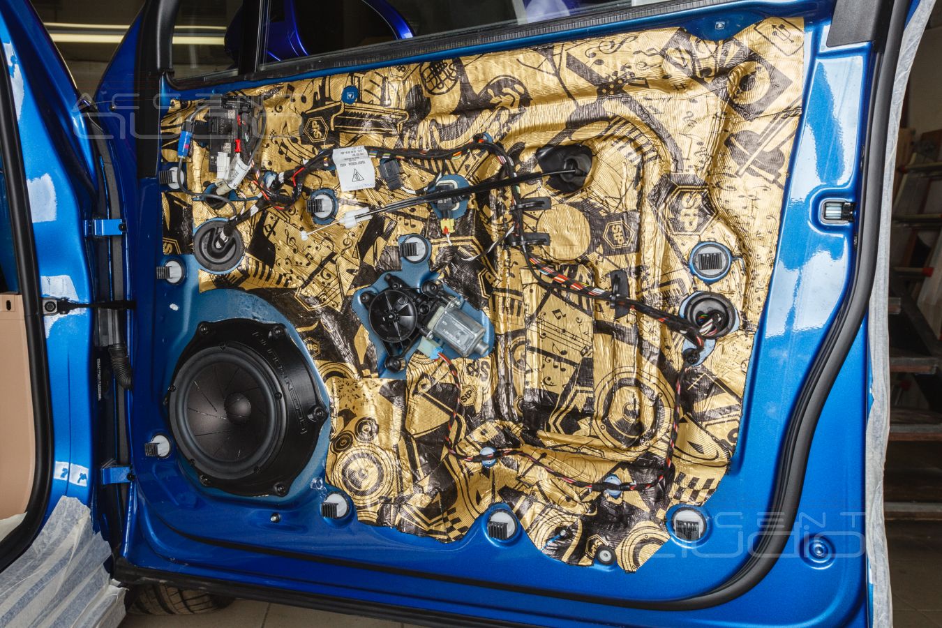 Аудиоподготовка дверей Porsche Macan и установка мидбасов ScanSpeak