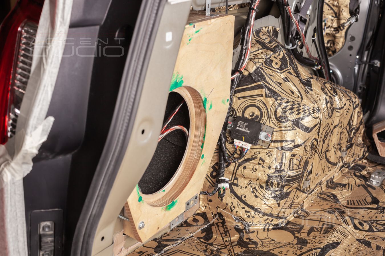 Новая форма для нового Mitsubishi Pajero Sport: интеграция сабвуфера Focal