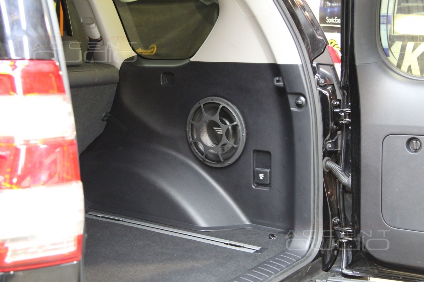 Сабвуфер, встроенный в крыло Toyota Land Cruiser Prado