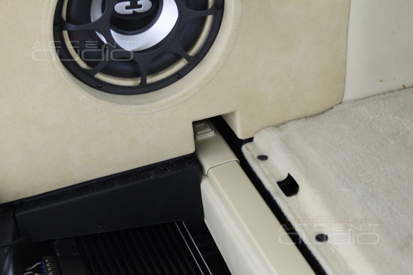 Встроенный сабвуфер в Toyota Highlander 2015 не нарушает функционал съемной полки