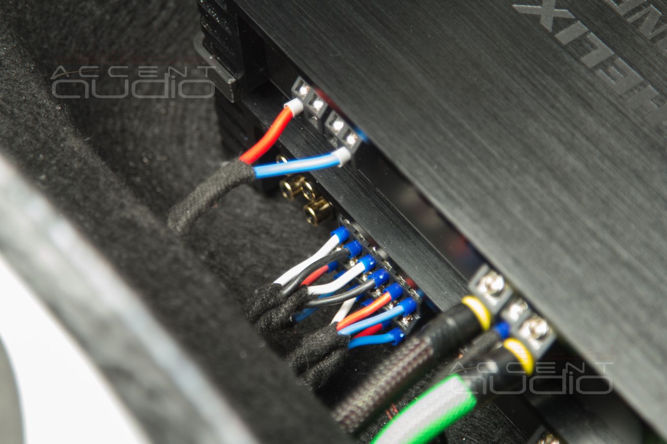 Решение: заводской и скрытый монтаж усилителей Helix в Mercedes GLE 2023