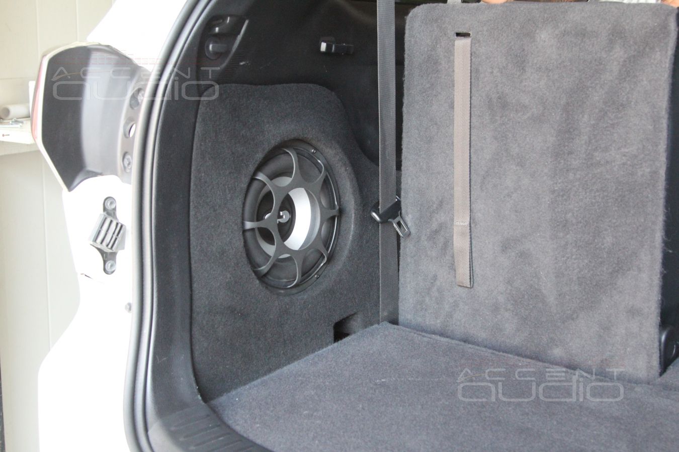 Встроенный сабвуфер в Toyota Highlander