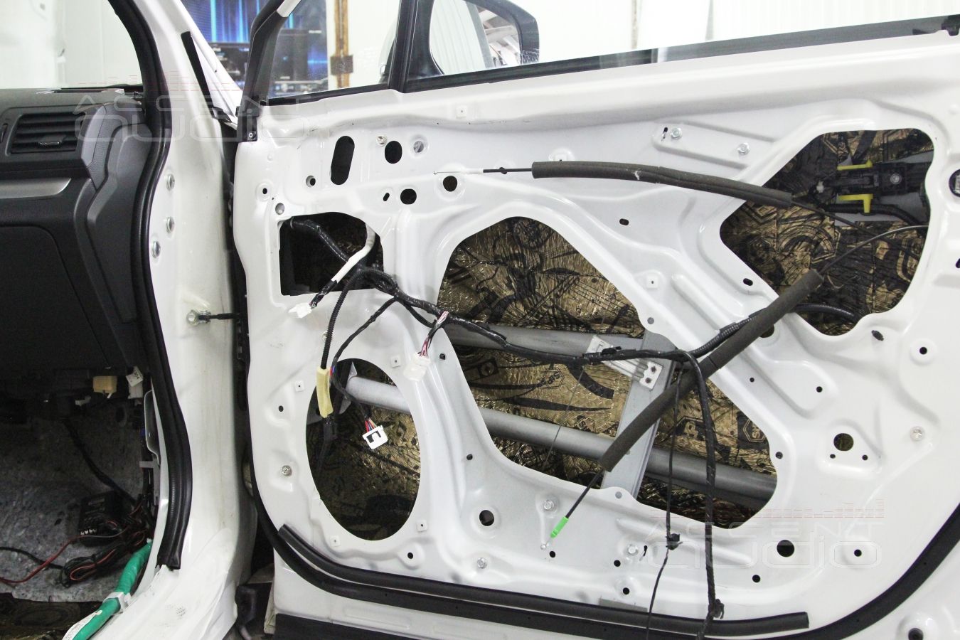 Шумоизоляция материалами STPGold new в Subaru Forester