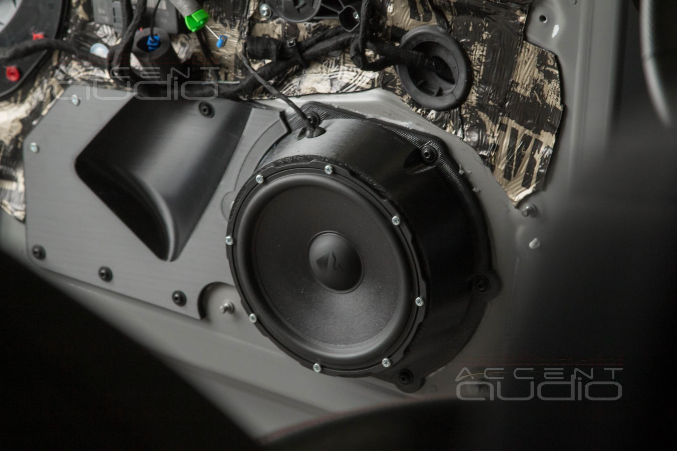 Правильная, технологичная, быстрая, красивая установка новых мидбасов в Audi SQ8