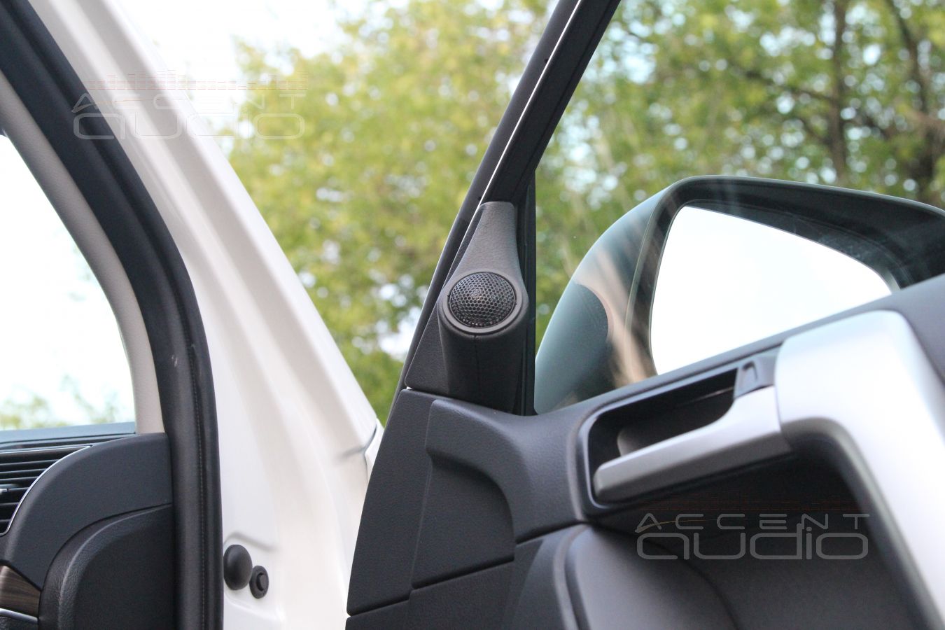 Установка трехполосной акустики в Toyota Prado 150: твитеры Eton и подиумы для них