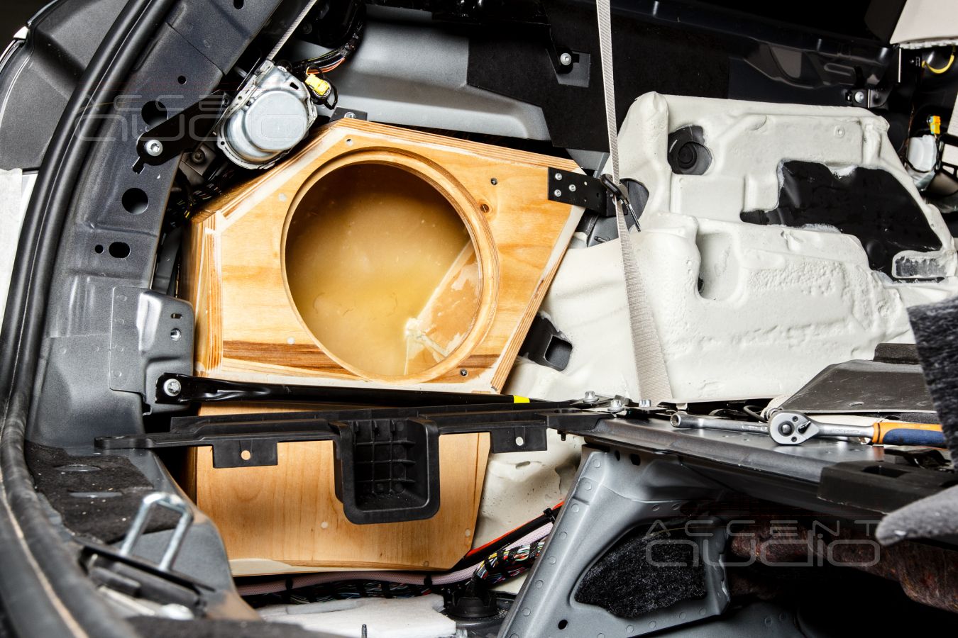 Немецкий сабвуфер Dego в штатном исполнении для Mercedes-Benz GLS 2020