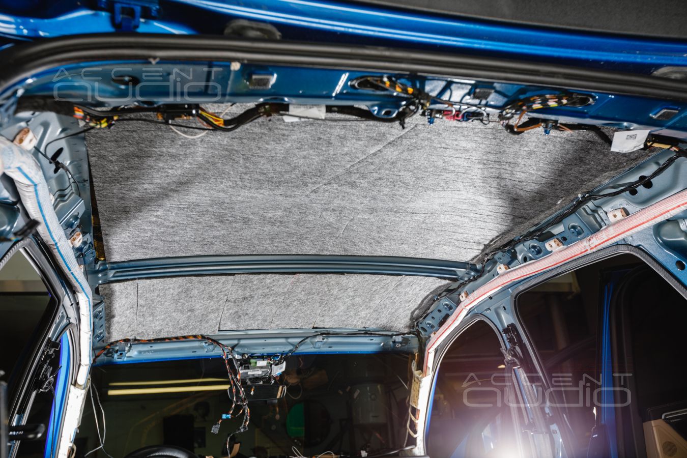 Перетяжка потолка Porsche Macan в Alcantara 9052 – богатый и фирменный стиль