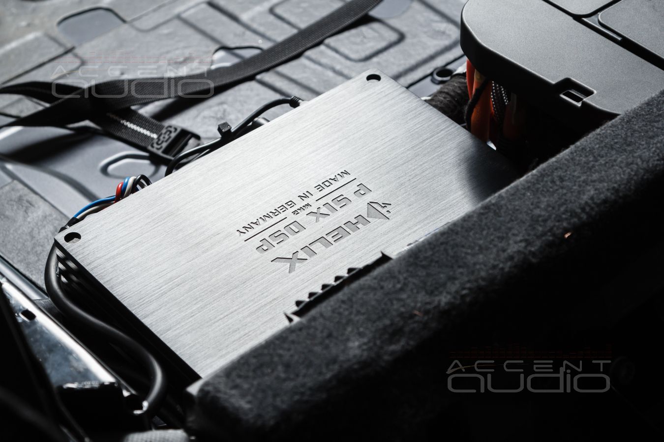 Один процессорный усилитель для всей системы и двух источников: снова Helix PSix