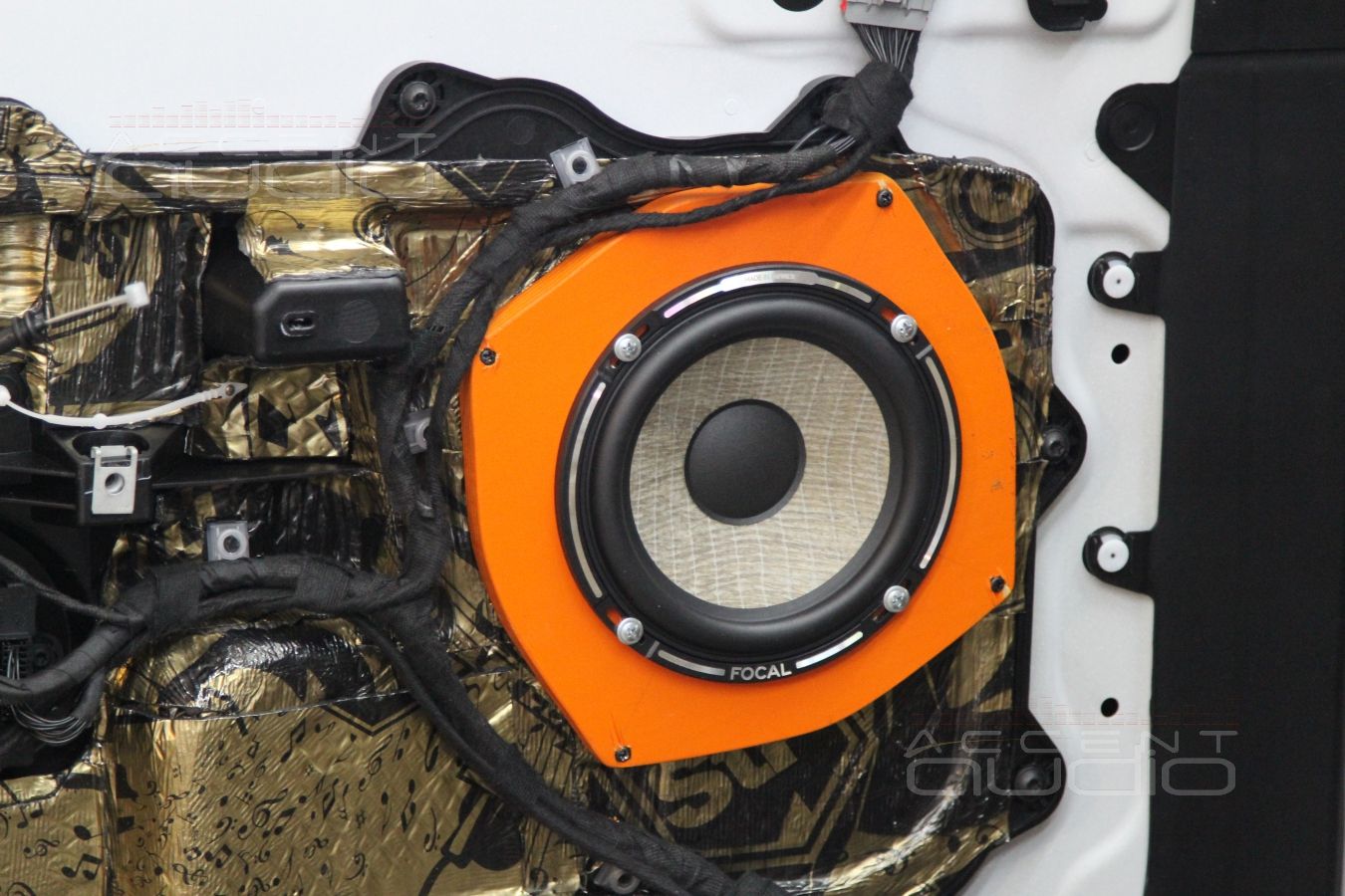 Установка трехполосной акустики Focal в Range Rover Sport