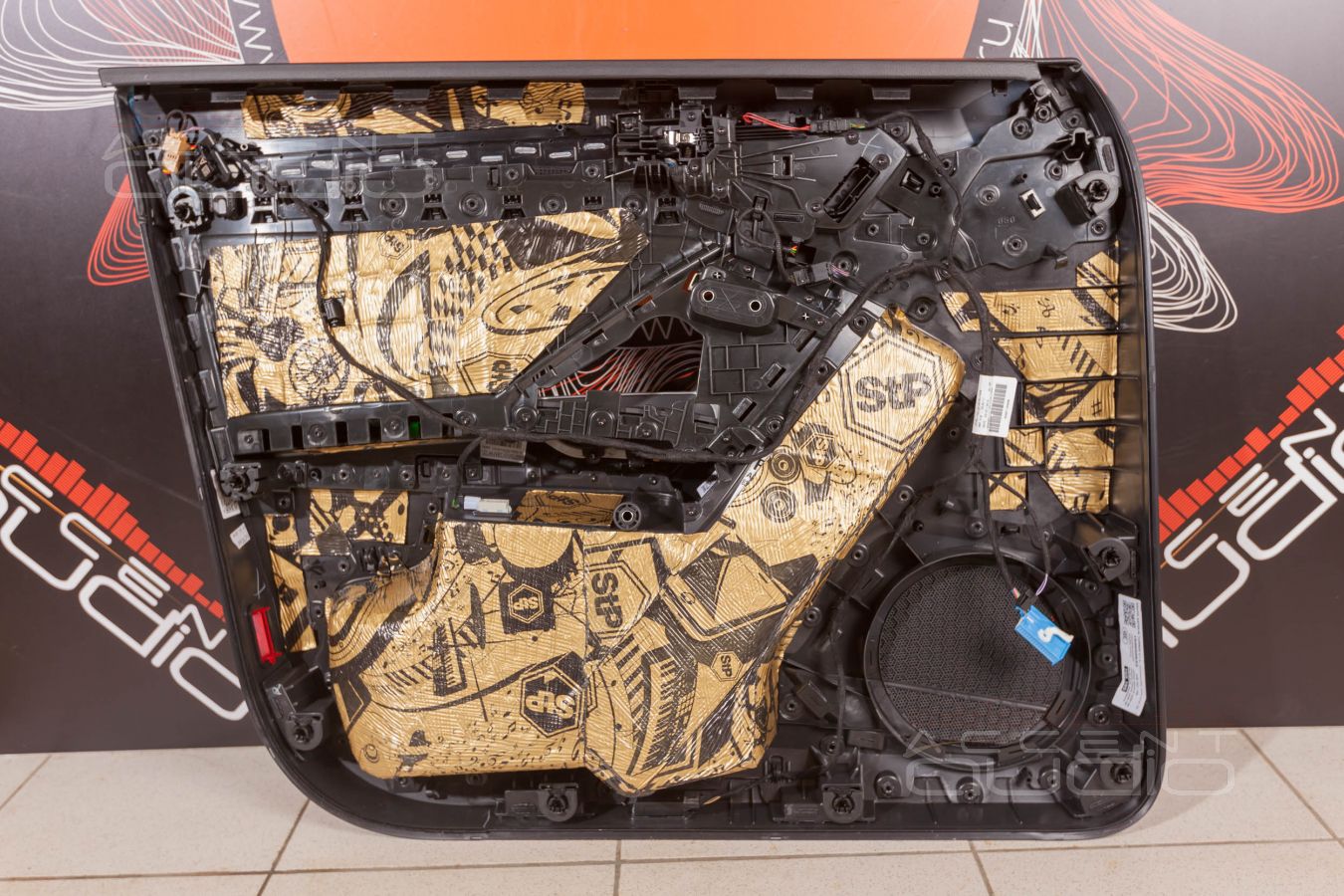 Установка новой акустики в Audi Q3: аудиоподготовка дверей и Focal Flax