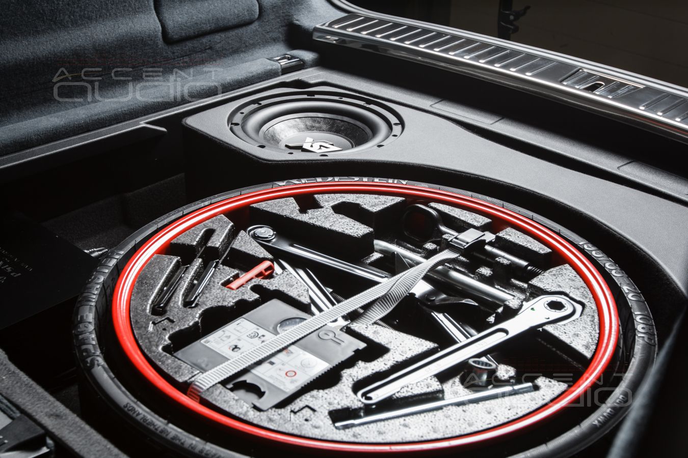 Штатный, но настоящий сабвуфер для Porsche Cayenne Coupe