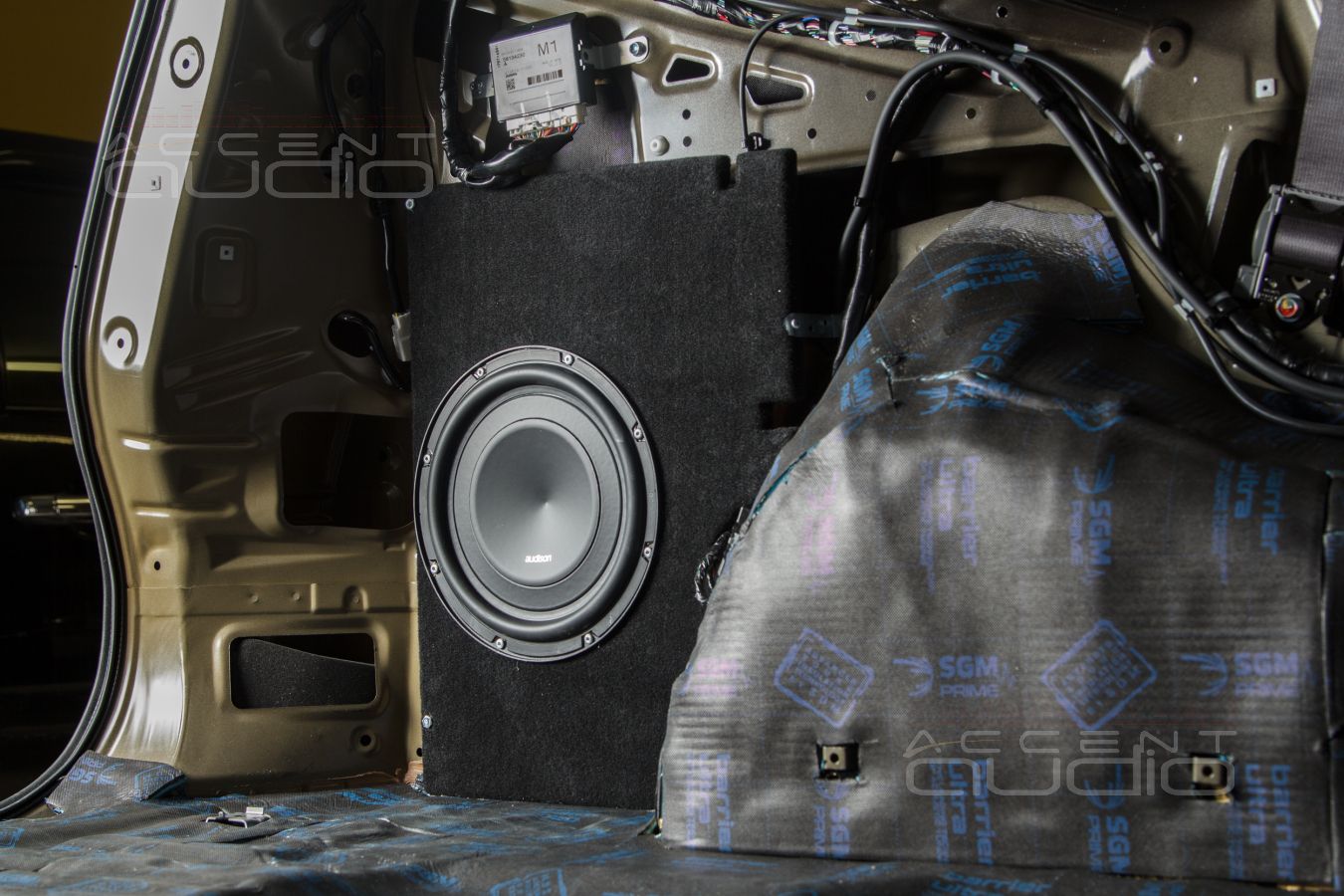 Полностью скрытый, встроенный сабвуфер-стелс для Mitsubishi Pajero Sport