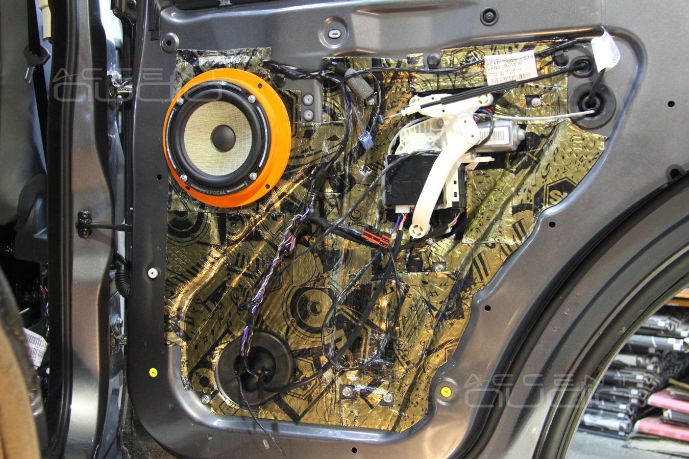 Установка акустики Focal Performance в Range Rover Discovery