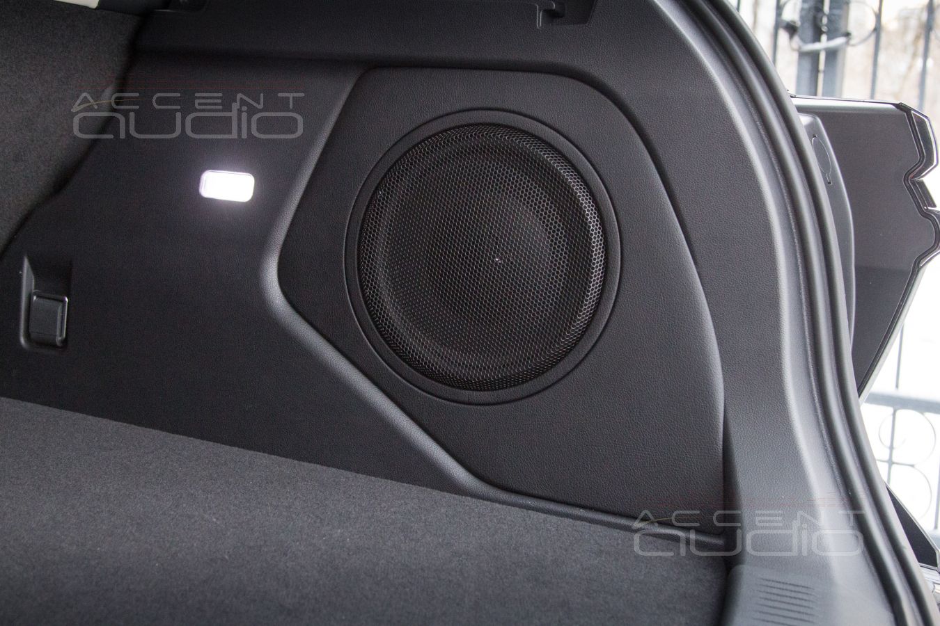 Полная и стильная интеграция: сабвуфер-стелс для Hongqi HS3