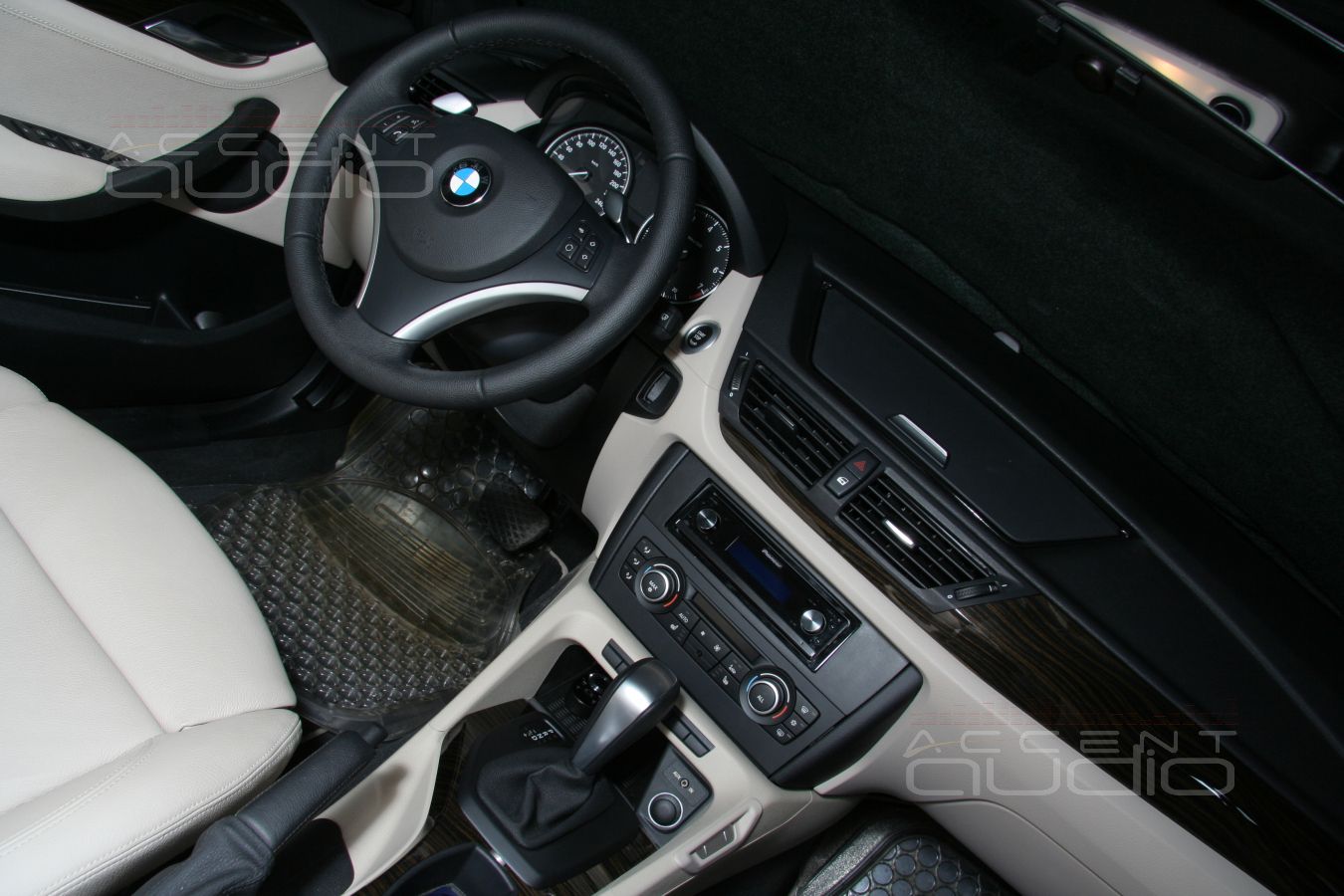 Новая магнитола Pioneer DEX-P99RS в BMW X1 штатно