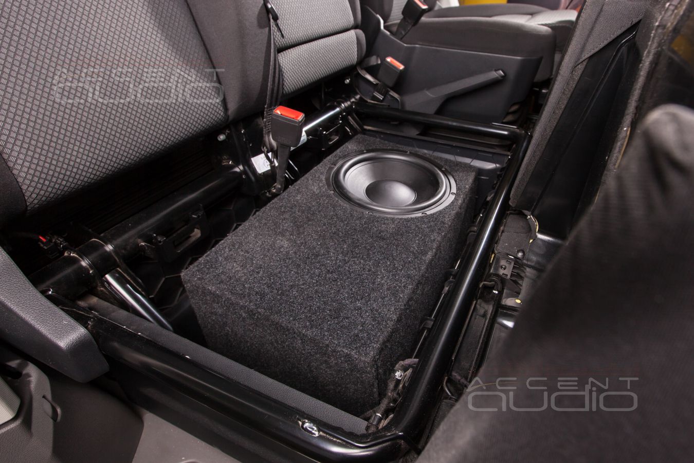 Сабвуфер под сидением – это круто ?