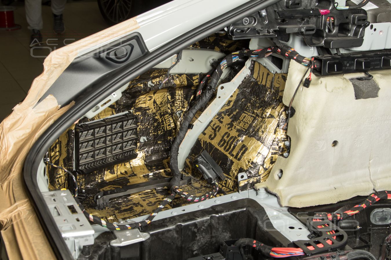 Стильный, адский, трясущий – сабвуфер-стелс JLAudio TW3 для Porsche Panamera