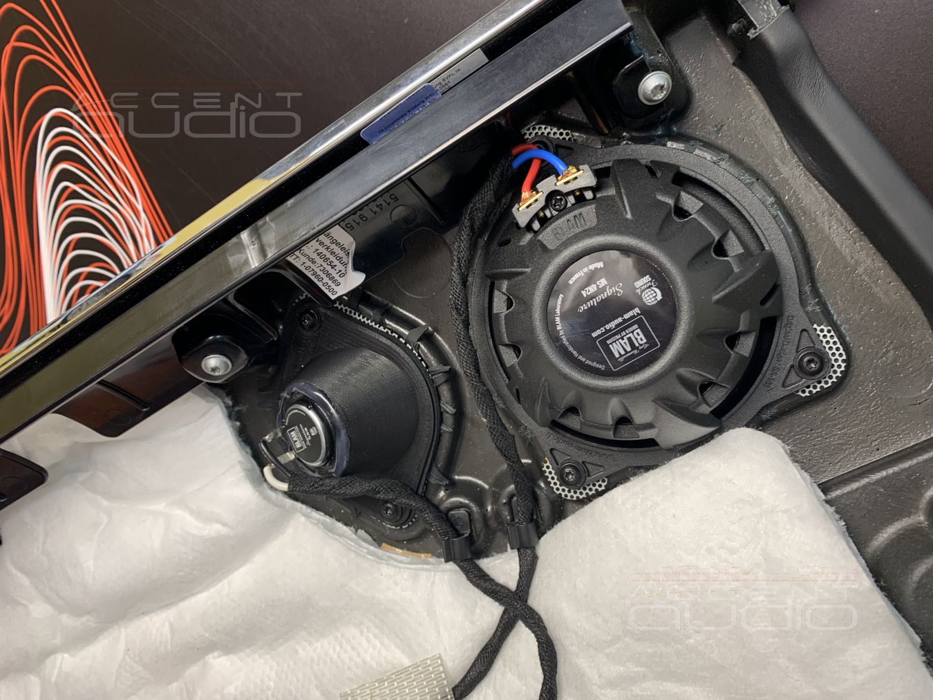 Все по штату: твитеры SOAudio и среднечастотники BLAM в штатных местах Rolls Royce Wraith