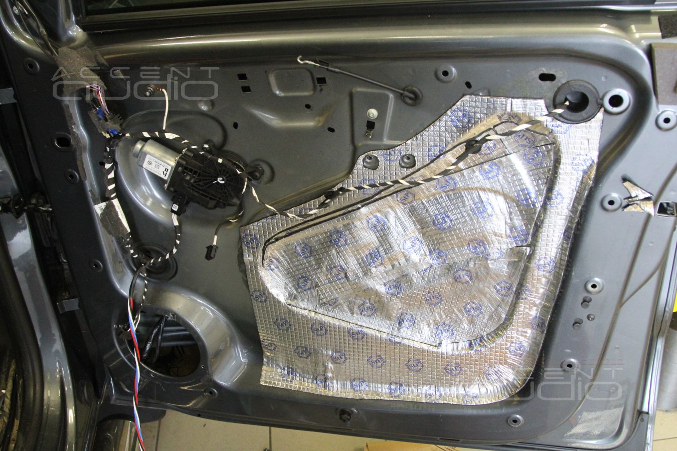 Установка мидбасовых динамиков FOCAL MW PS165F3 (6L23402) – штатно, но с доработкой