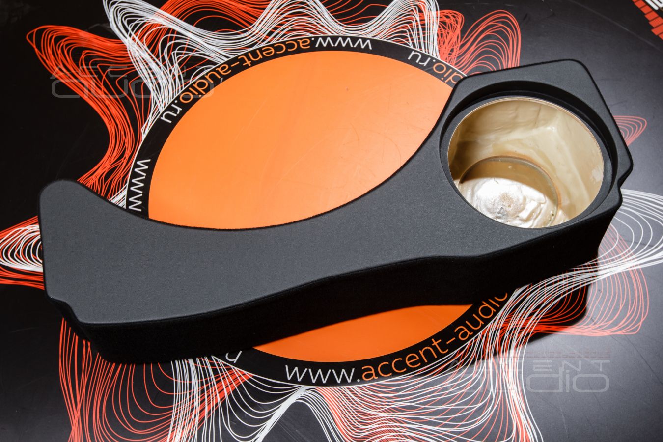 Штатный, но настоящий сабвуфер для Porsche Cayenne Coupe