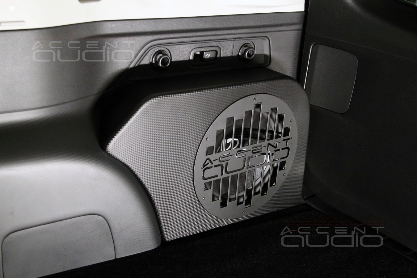 Сабвуфер-стелс с динамиком Dego для Subaru Forester