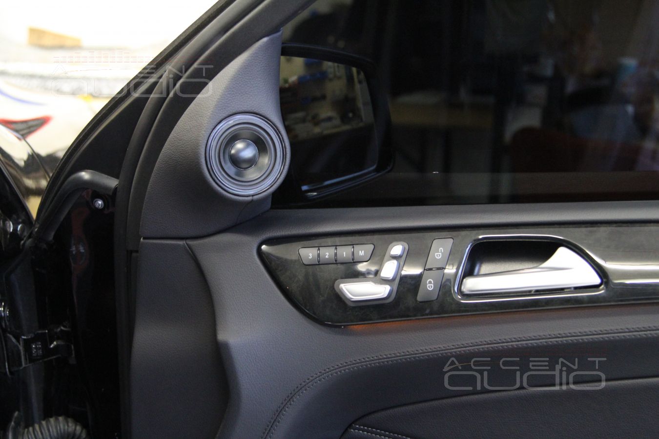 Широкополосный твитер или СЧ-ВЧ излучатель Ground Zero 60SQX в штатных местах Mercedes-Benz GLS