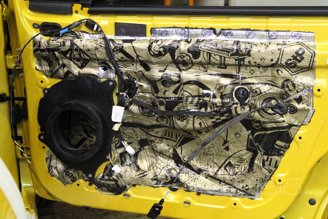 Процесс установки новой акустики в Renault Clio Sport