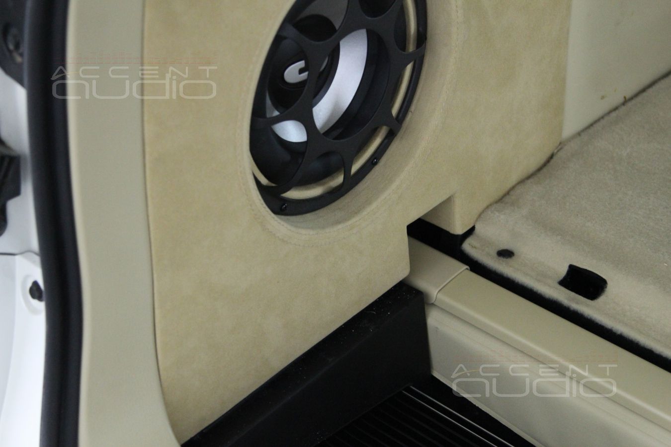 Встроенный сабвуфер в Toyota Highlander 2015 не нарушает функционал съемной полки