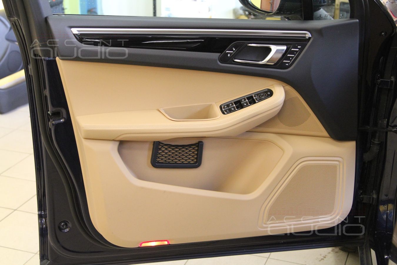 Новая акустика в Porshe Macan - 18 см мидбасы ScanSpeak Revelator в дверях