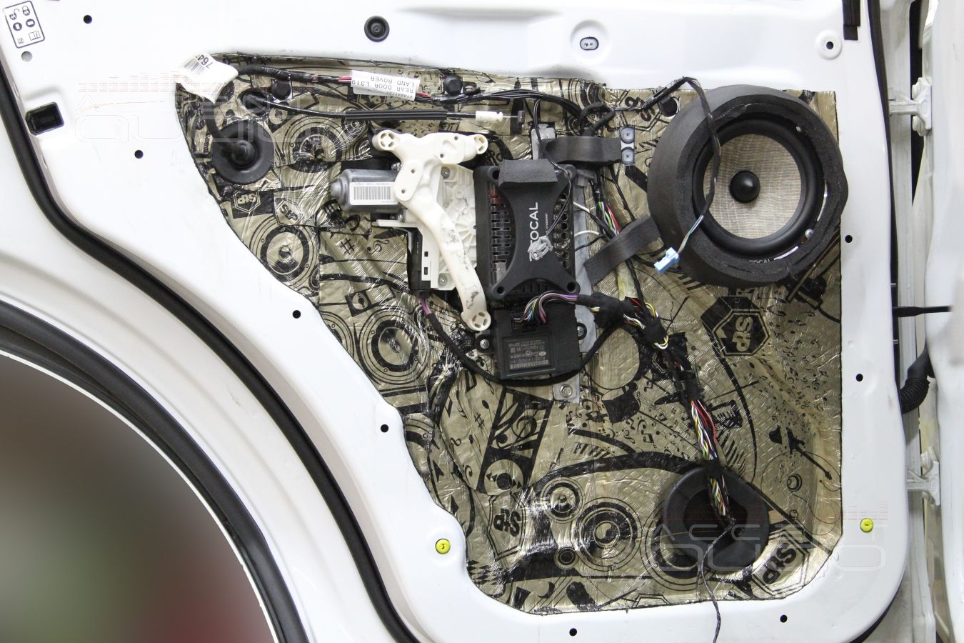 Установка тыловой акустики в Range Rover Discovery: Focal Performance