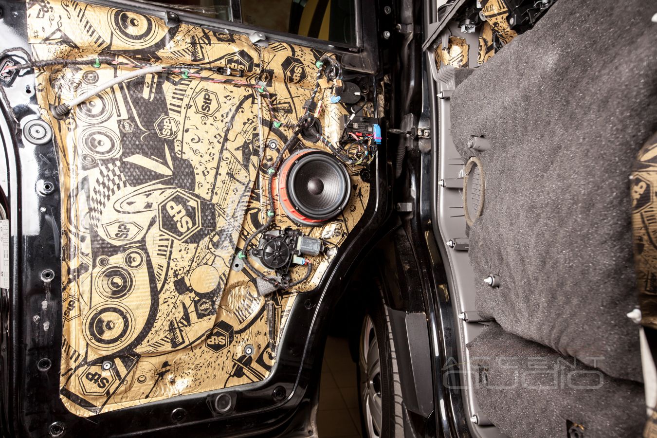 Особенности аудиоподготовки дверей Volkswagen Crafter и установка новых мидбасов SOAudio