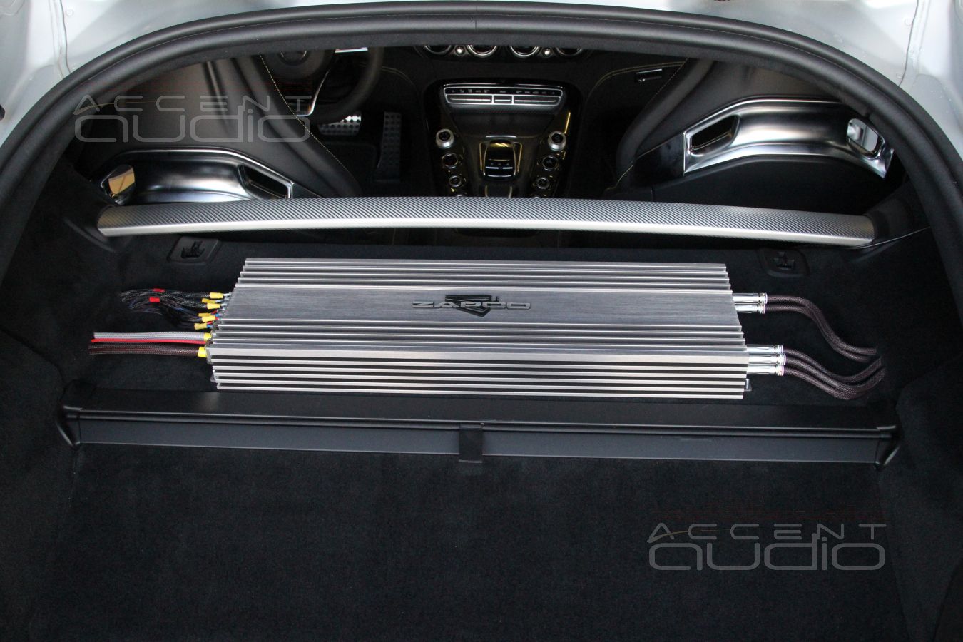 НЕ скрытая установка шестиканального усилителя Zapco в Mercedes-Benz GT