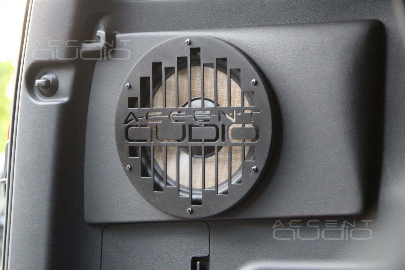 Сколько стоит аудиосистема в Toyota Prado 150 и зачем она нужна ?