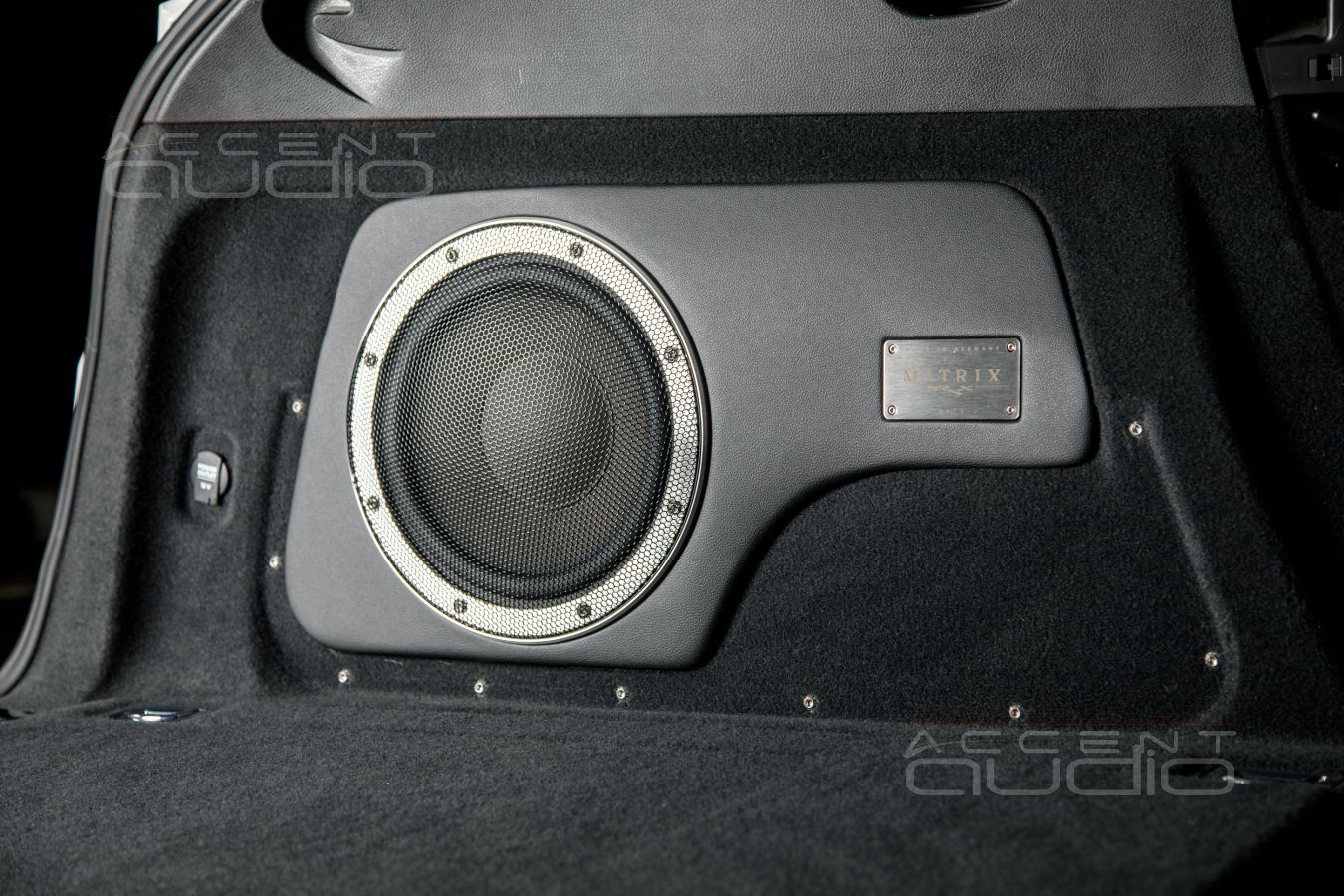 Сабвуфер-стелс для Porsche Cayenne: стильный немецкий бас