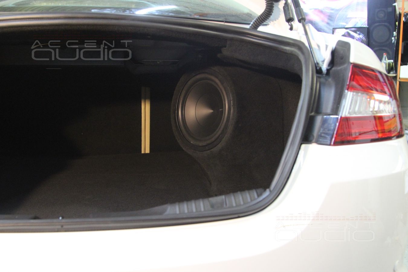 Сабвуфер стелс и его изящные формы...