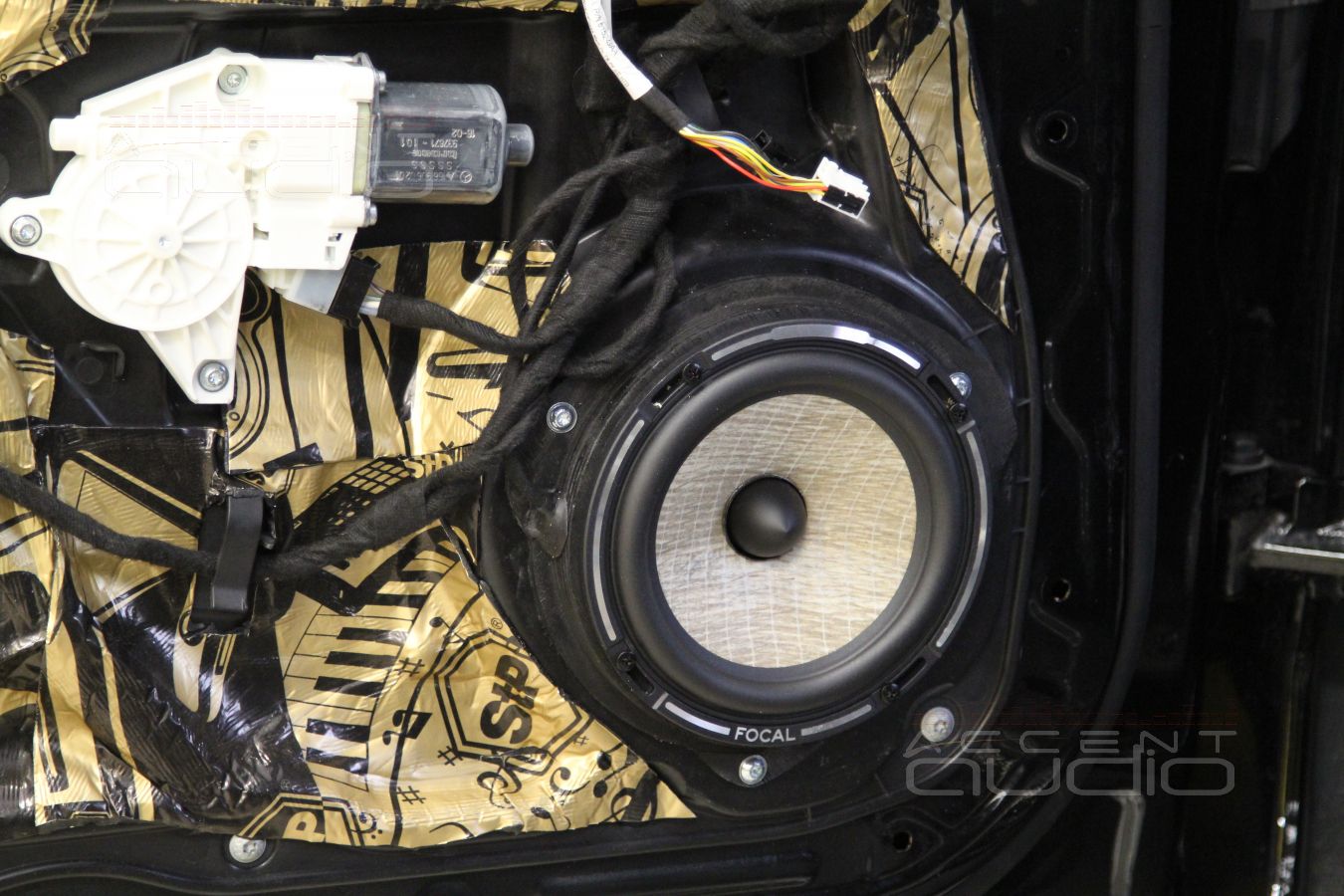 Установка акустики (мидбас и тыл) в Mercedes-Benz GLS