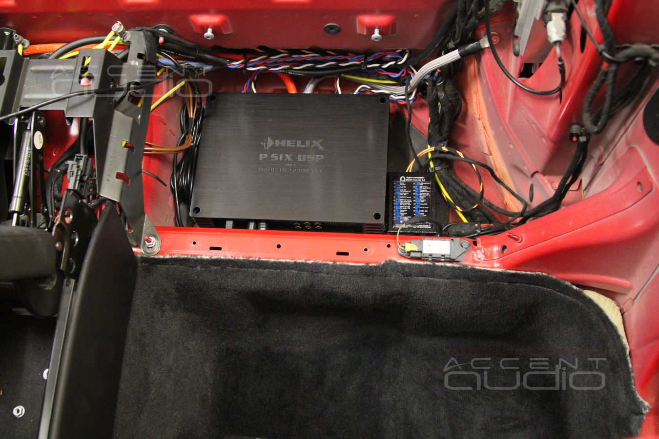 Установка усилителя в Mercedes-Benz SL350