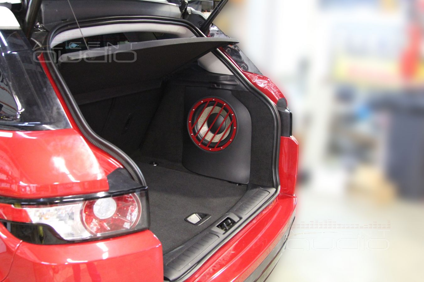 Сабвуфер стелс в RangeRover Evoque