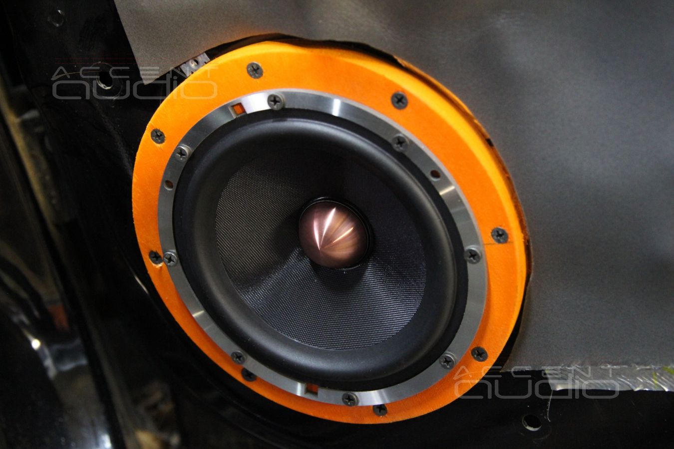 Установка акустики в Hummer H3