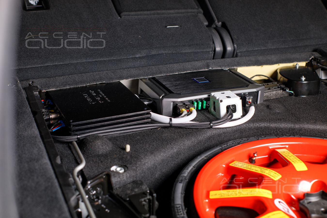 Установка усилителей Helix и Alpine в Porsche Cayenne