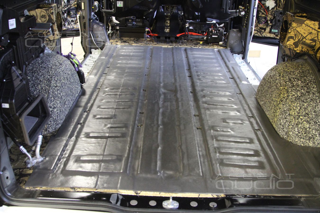 Шумоизоляция Mercedes Vito: пол и задние арки