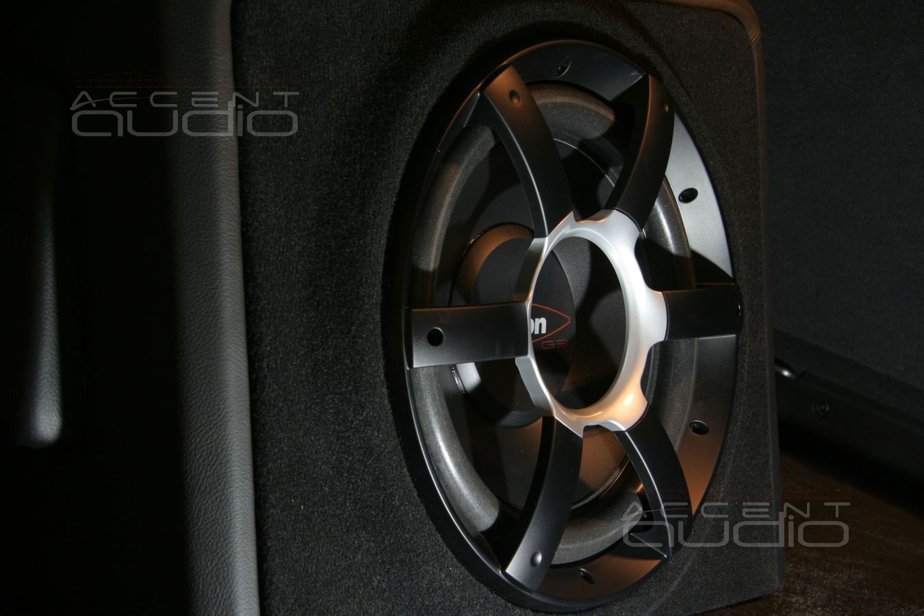 Съемный сабвуфер-стелс Boston в Chevrolet Tahoe