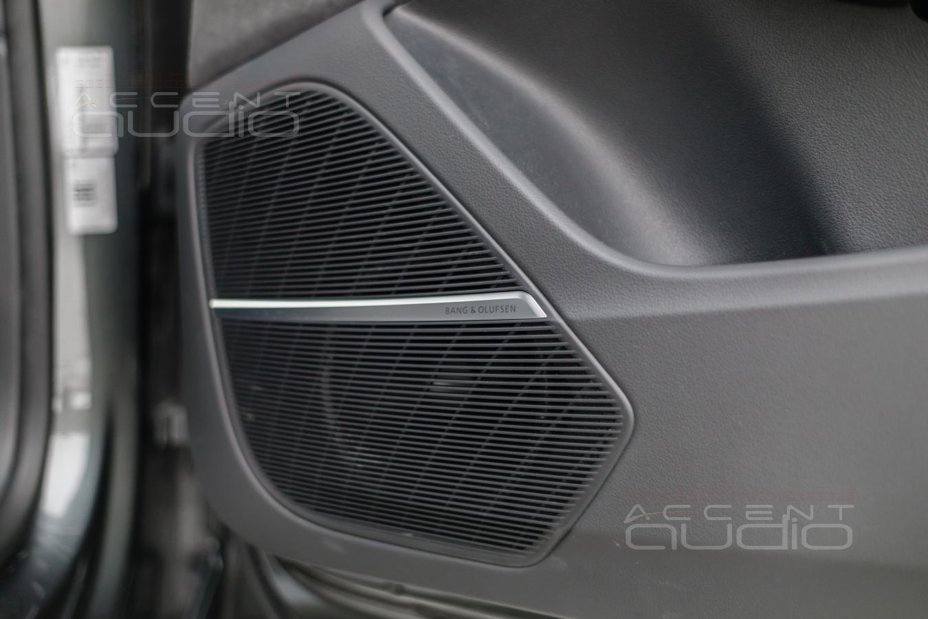 Аудиоподготовка дверей и установка мидбасов Dego Master 2000 в дверные ящики Audi Q8