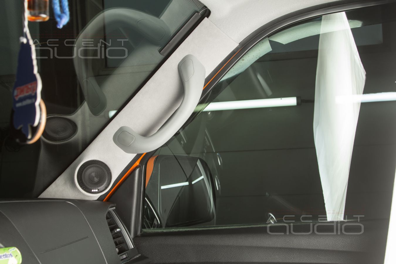 Широкополосные излучатели в стойках-подиумах УАЗ Патриот