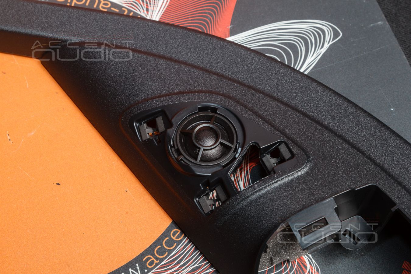 Монтаж акустики Gladen ONE 200.3MB в штатные места MB GLE