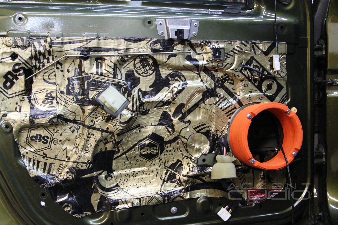 Выполняем обязательную виброизоляцию дверей Renault